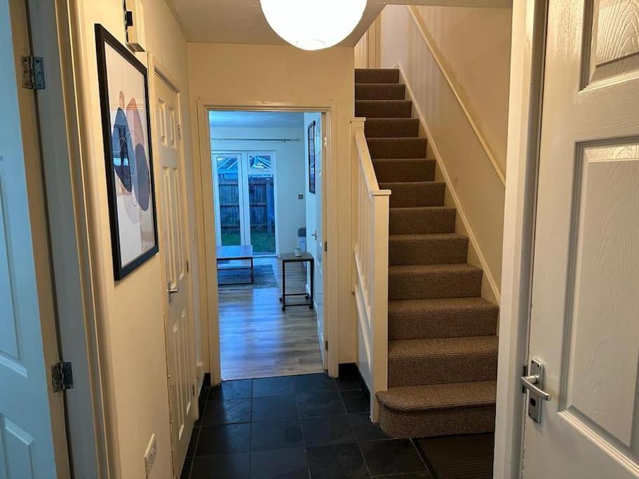 Bilborough House - Cosy Place Suitable For Families And Business Travellers Furnitures, Free Wifi And Free Parking Swindon Exterior photo